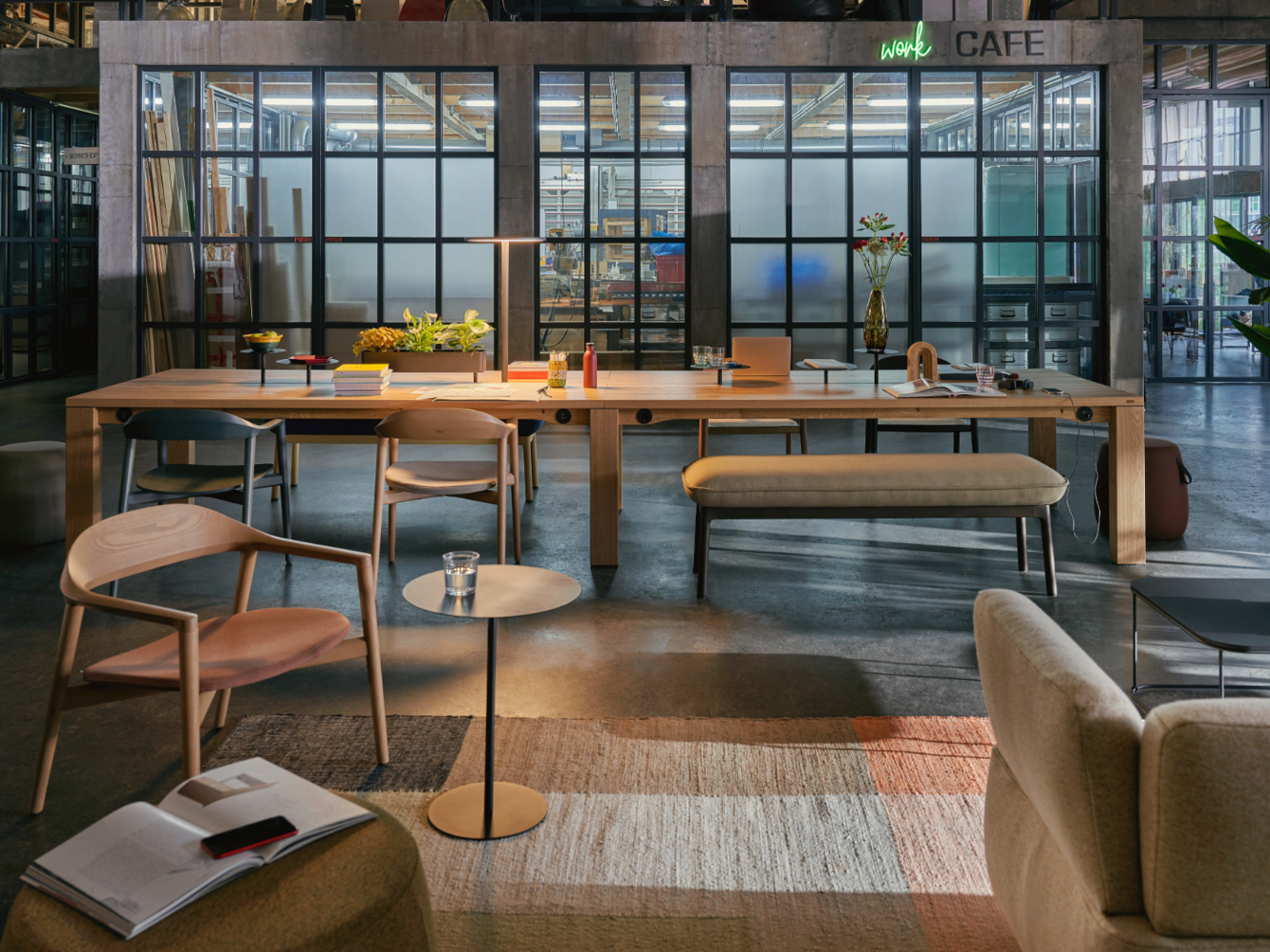 Tables et chaises modernes dans le work café
