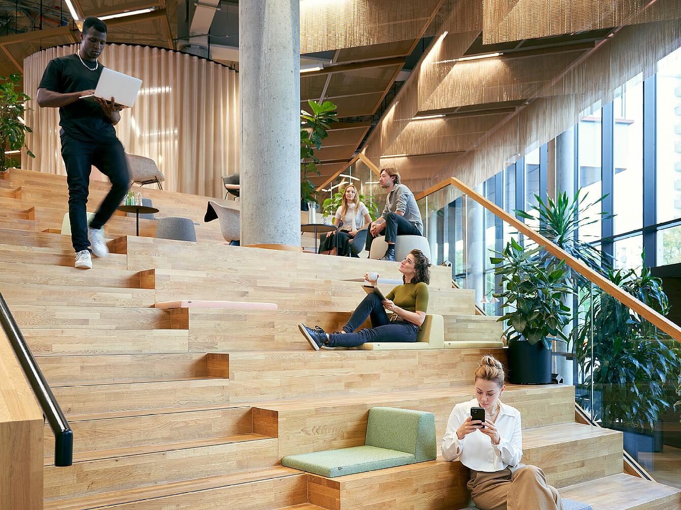 Une arène comme lieu de travail avec des gens sur les gradins