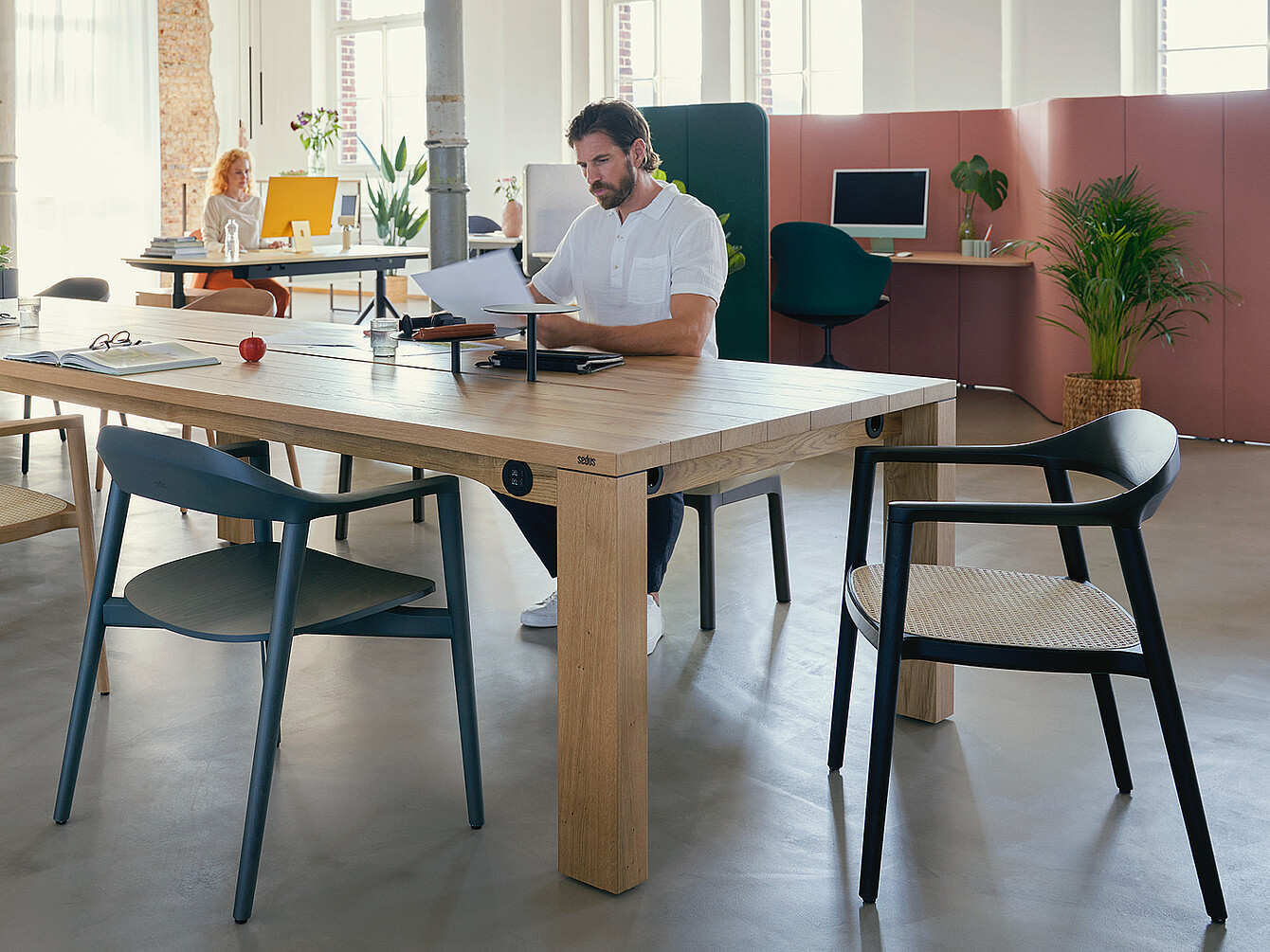 Un homme assis à une se:café team table