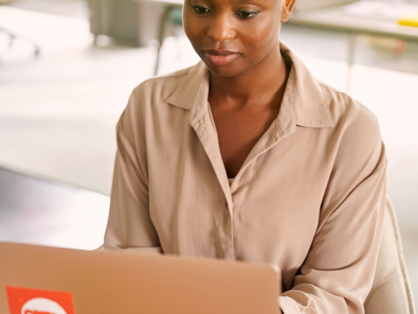 Femme travaillant sur un ordinateur portable