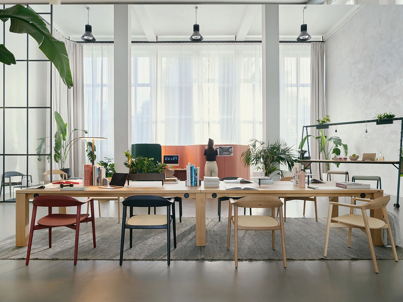 La team table de Sedus dans un bureau lumineux 