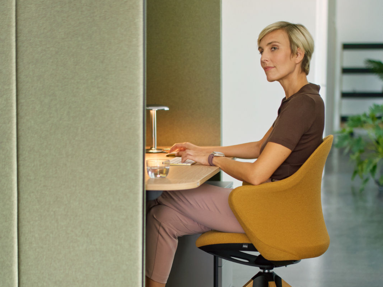 Femme travaillant dans un se:hive