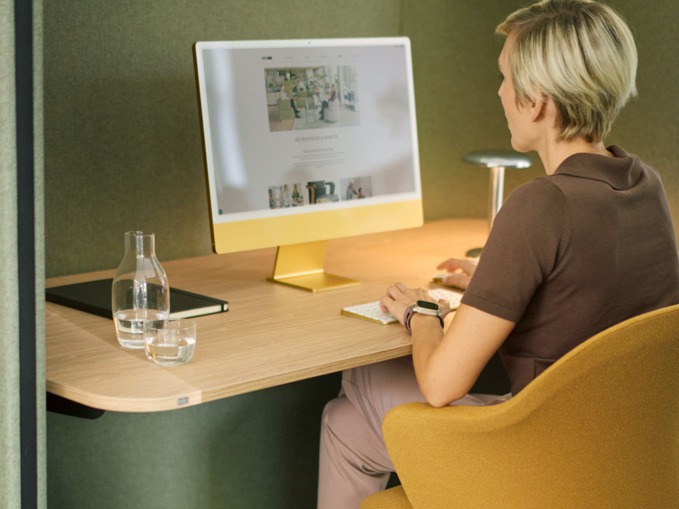 Femme assise à son bureau, concentrée 