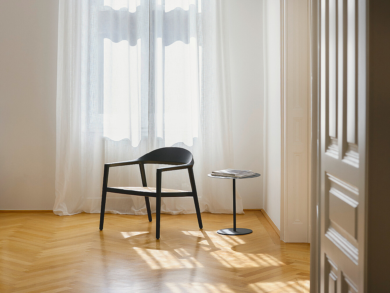 se:cafe wooden chair devant une fenêtre