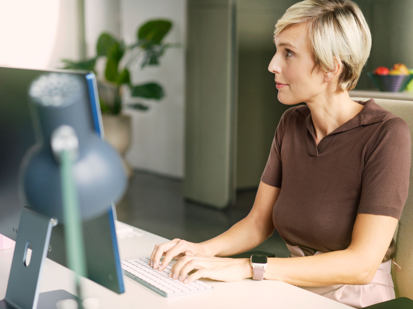 Femme travaillant sur un ordinateur