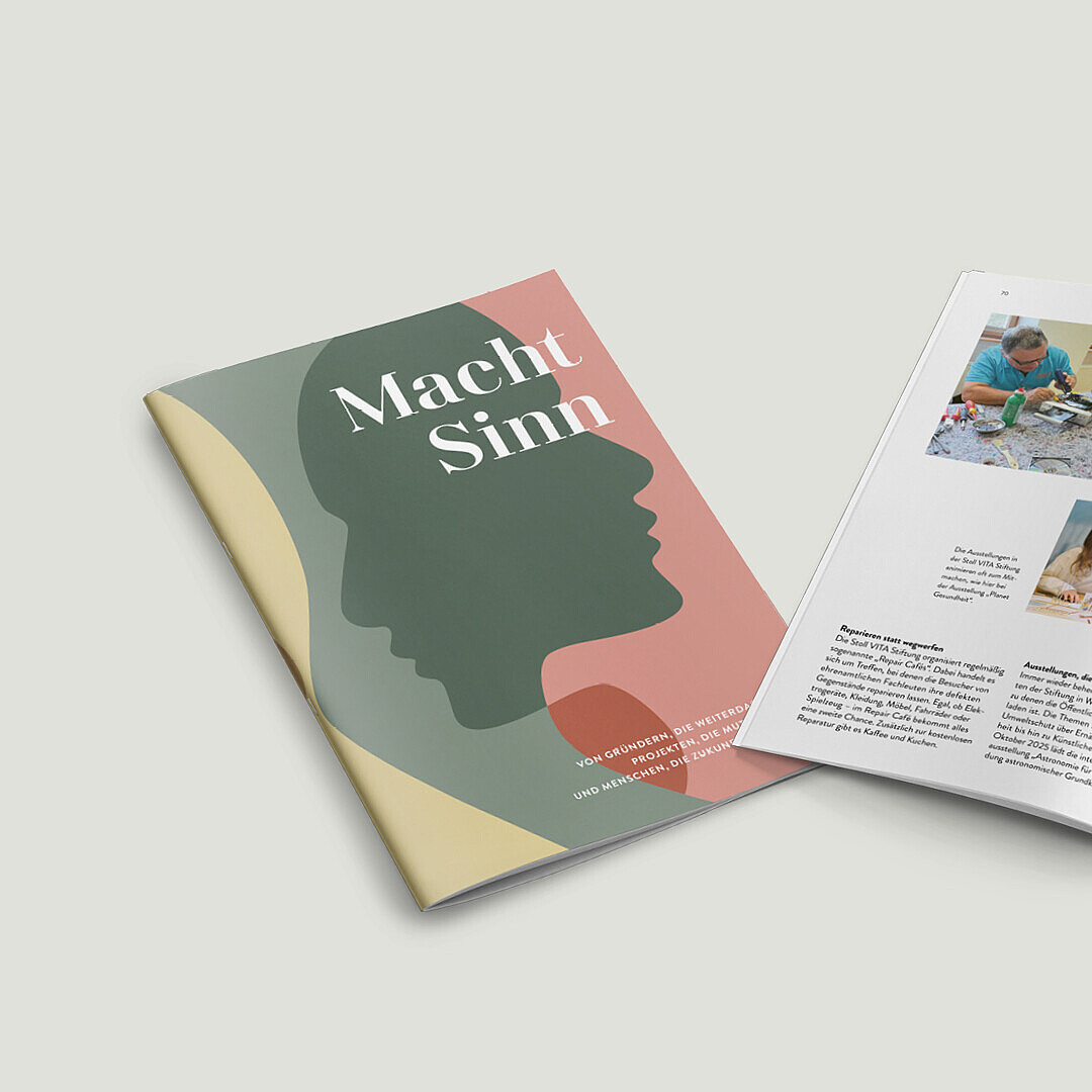 Aufgeschlagene Zeitschrift mit Titel 'Macht Sinn' und Silhouettenprofil auf dem Cover, Innenseiten zeigen Fotos von Menschen bei Aktivitäten und einem Garten mit Text.