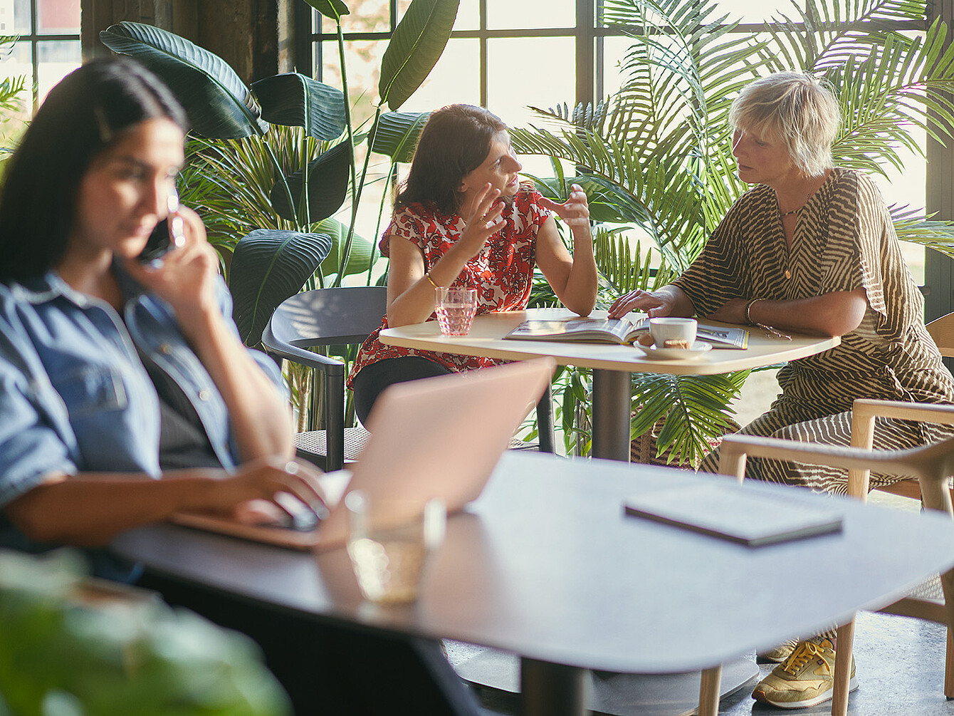 Lo Smart Café è più di una semplice cucina per il caffè. È uno spazio che combina riunioni e lavoro produttivo in modo unico. Che si tratti di una riunione informale, di un lavoro concentrato o di un breve scambio davanti a una tazza di caffè, lo spazio si adatta dinamicamente alle mutevoli esigenze.