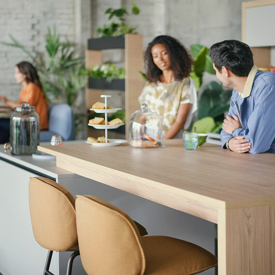 people at the office se:cafe bar counter