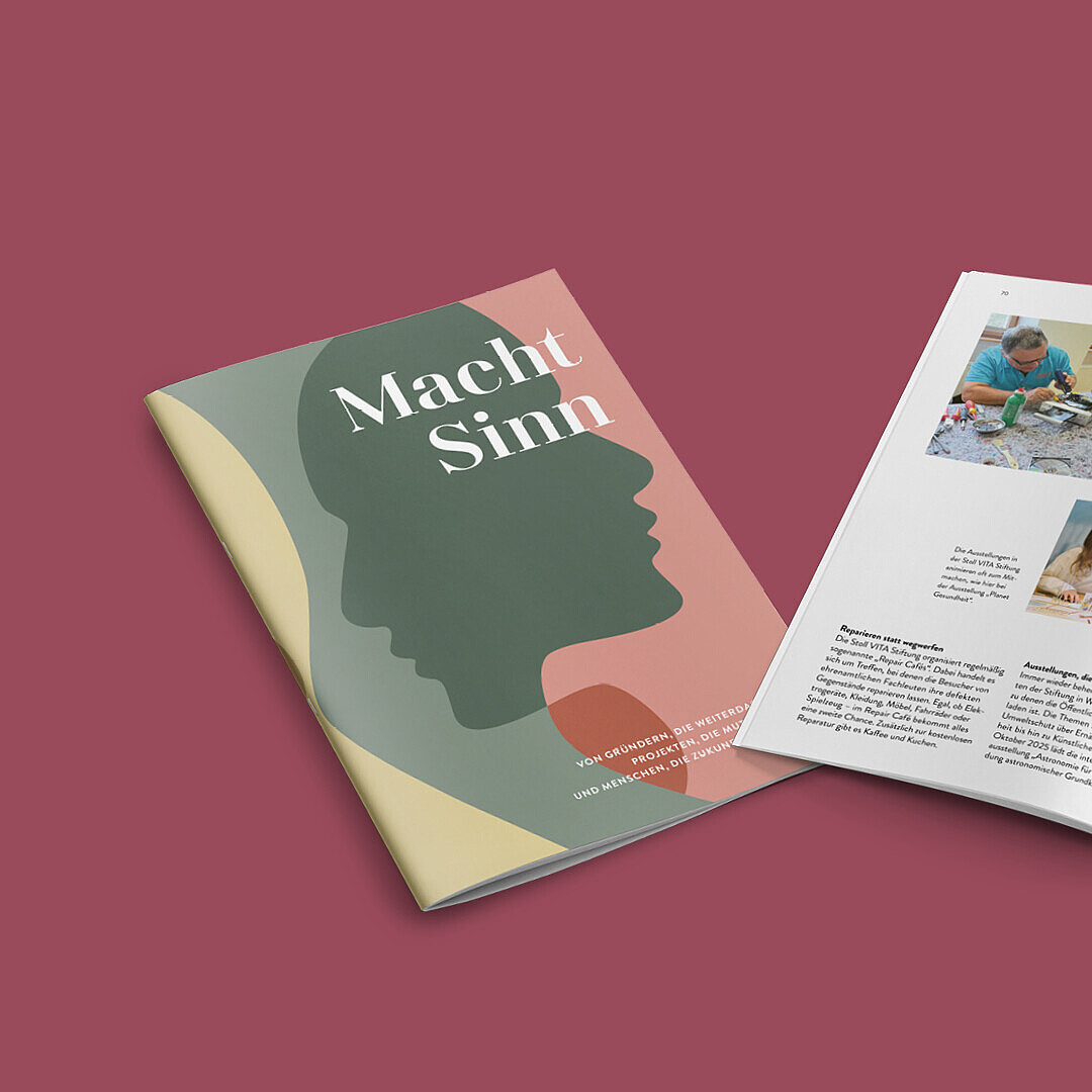 Ein geöffnetes Booklet mit dem Titel 'Macht Sinn'. Auf der linken Seite sind Silhouetten in verschiedenen Farben zu sehen. Die rechte Seite zeigt Text und Bilder von Menschen bei Aktivitäten.