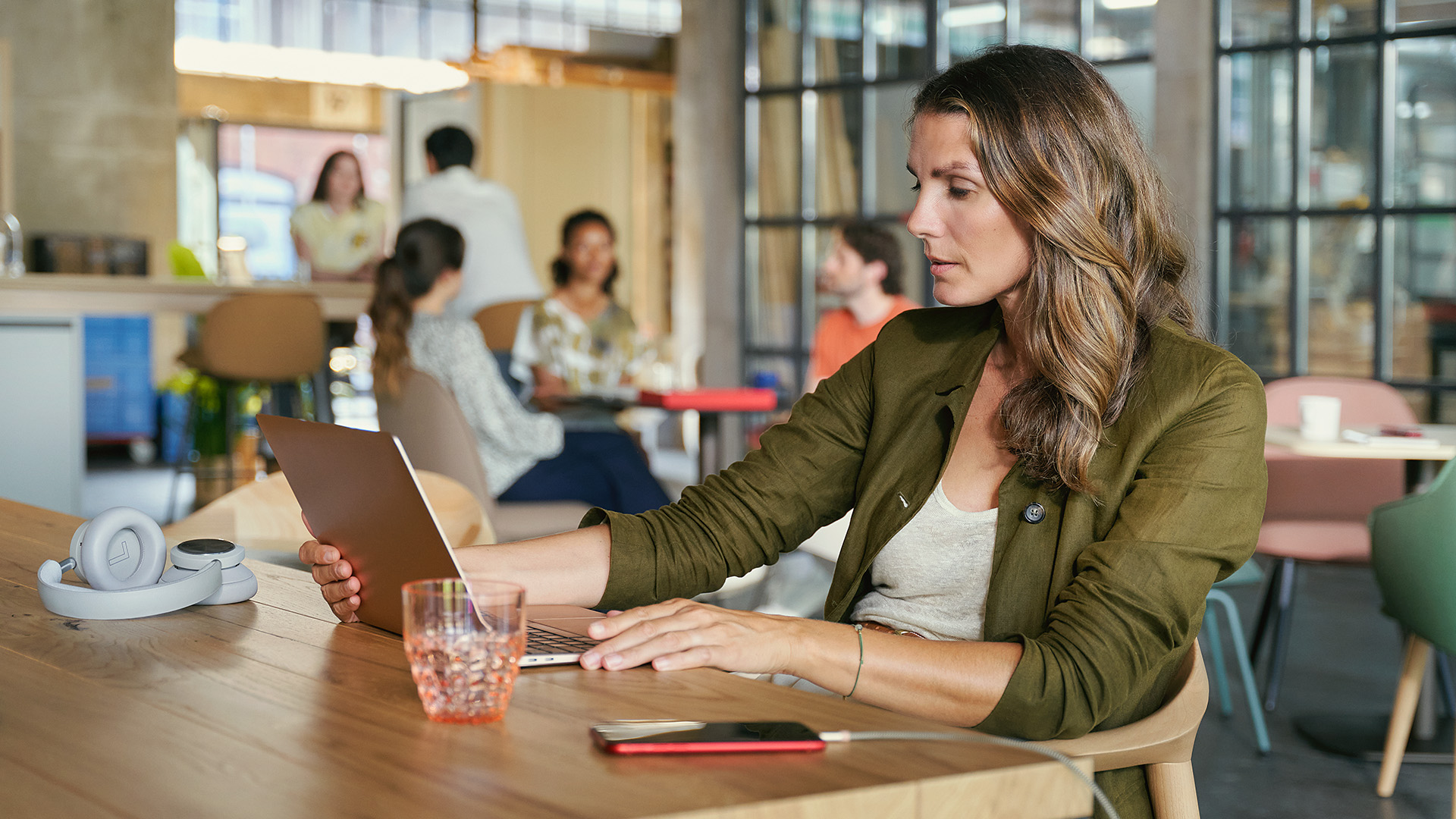 Tra area lounge e posto di lavoro: la flessibilità dello Smart Café