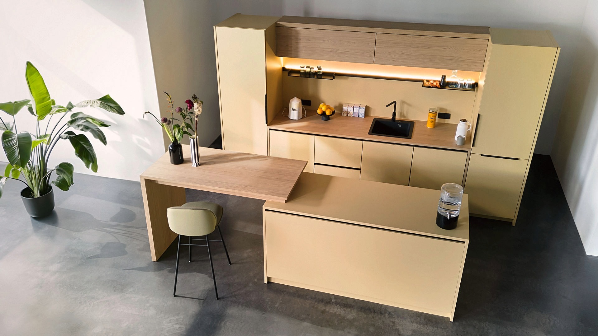 se:café bar with tall cabinets: Versatility down to the last detail